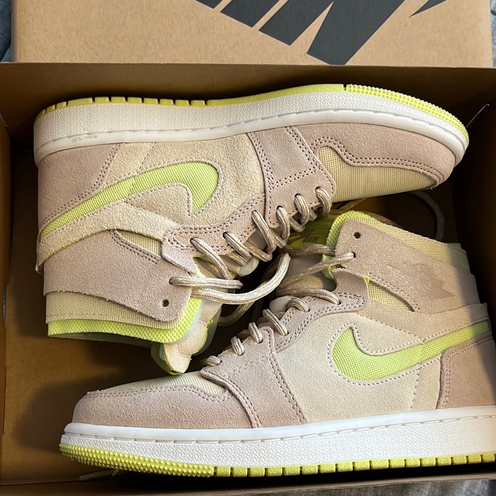 Air Jordan mids